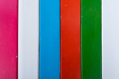 Pembe, sarı, beyaz, gri renk ok şekli ahşap duvar için arka plan açık alınan yakın çekim