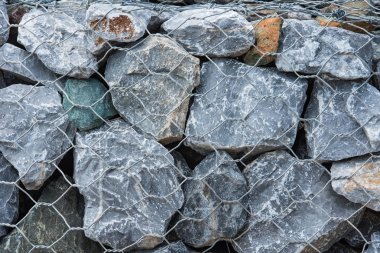 Tel ile doku taş düşen kaya koruma için kafes. Tayland