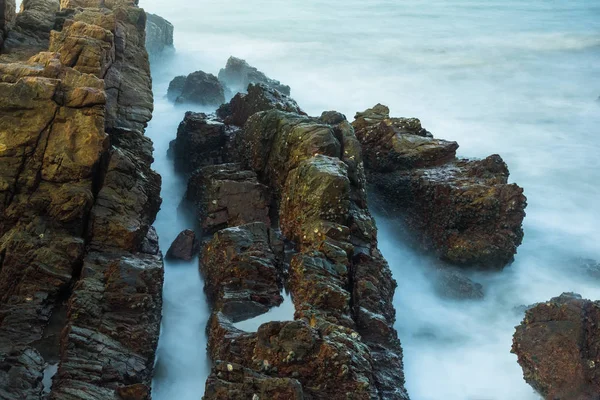 长的暴露海景与泡沫波浪飞溅对泰国的岩石海岸在早晨时间 — 图库照片