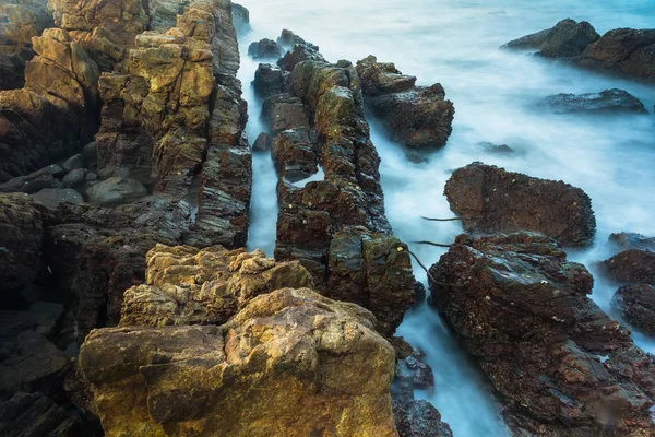 Lange Blootstelling Zeegezicht Met Schuimende Golven Spatten Tegen Een Rotsachtige — Stockfoto