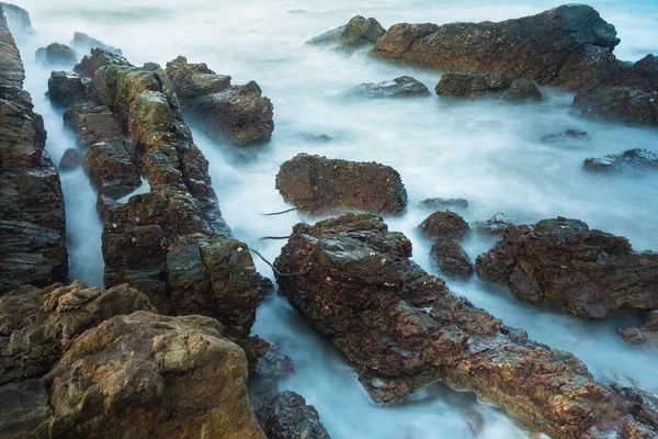 Lange Blootstelling Zeegezicht Met Schuimende Golven Spatten Tegen Een Rotsachtige — Stockfoto