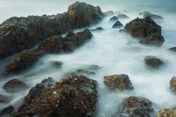 Lange Blootstelling Zeegezicht Met Schuimende Golven Spatten Tegen Een Rotsachtige — Stockfoto