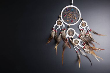 İple asılı siyah arka plan üzerine izole manevi halk Amerikan yerli Hint muska tüyler konu ve boncuk Rüya yakalayıcı. Metin için yer kopyalayın. Kavram önlemek kötü Cadılar Bayramı