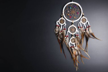 İple asılı siyah arka plan üzerine izole manevi halk Amerikan yerli Hint muska tüyler konu ve boncuk Rüya yakalayıcı. Metin için yer kopyalayın. Kavram önlemek kötü Cadılar Bayramı