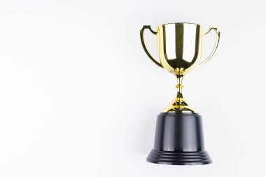 Altın kupa için iletinizi alan beyaz zemin üzerine izole. Kavram kazanan