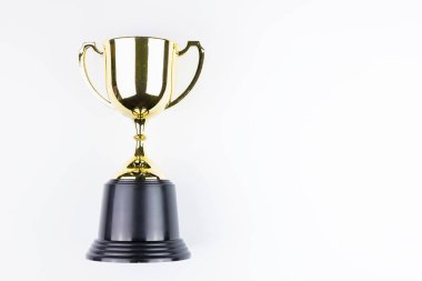 Altın kupa için iletinizi alan beyaz zemin üzerine izole. Kavram kazanan