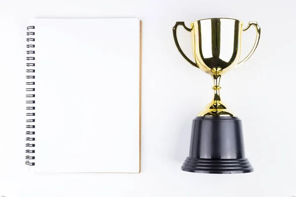 Draufsicht Auf Leeres Notizbuch Weißes Papier Und Goldene Trophäe Isoliert — Stockfoto