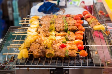 Çeşitli et çeşitleriyle ızgara, yakın plan.