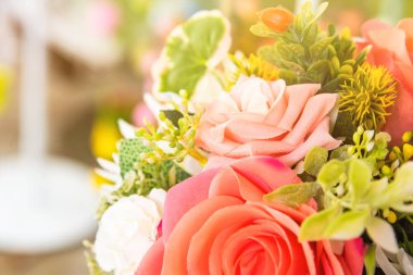 Plastik çiçeklerin parlak ve güzel renkleri