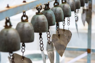Satır vintage pirinç çanları buddist tapınak Tayland at