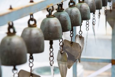 Satır vintage pirinç çanları buddist tapınak Tayland at