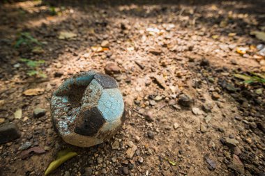 Eski sönük futbol topu sahada. Tayland