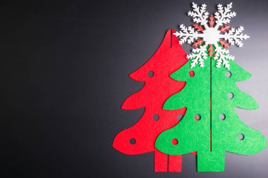 Noel süslemeleri kopya alanı siyah zemin üzerine. Noel günü kavramı