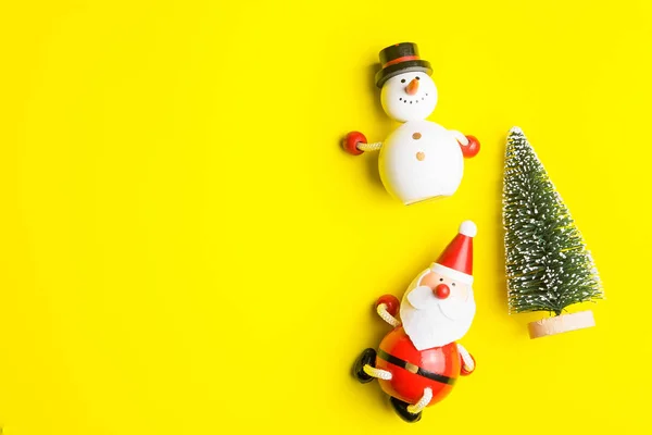 Pequeno Boneco Neve Pequeno Papai Noel Isolado Fundo Amarelo Dia — Fotografia de Stock