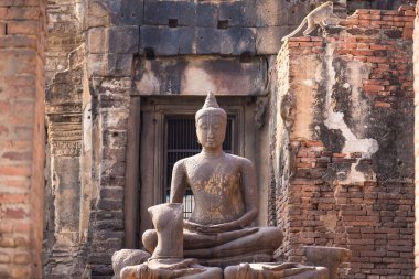 Antik Buda Phra saldırın Sam Yod 13. yüzyılda klasik Bayon tarzı Khmer mimarisinin eski bir Hindu tapınağı inşa. Tayland