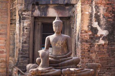 Antik Buda Phra saldırın Sam Yod 13. yüzyılda klasik Bayon tarzı Khmer mimarisinin eski bir Hindu tapınağı inşa. Tayland