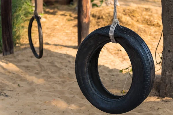 Bildäck Som Används Som Sving Ett Träd Trädgården Begreppet Foto — Stockfoto