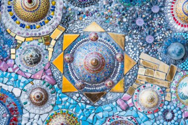 Dekoratif cam ve seramik Wat-Pha-Kaew, il: Phetchabun, Thailand kullanarak çimento duvarda heykel