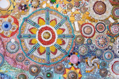 Dekoratif cam ve seramik Wat-Pha-Kaew, il: Phetchabun, Thailand kullanarak çimento duvarda heykel