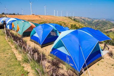 Çadır beyaz bulutlar ve mavi gökyüzü altında çimlerin üzerine. Tayland