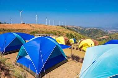 Çadır beyaz bulutlar ve mavi gökyüzü altında çimlerin üzerine. Tayland