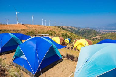 Çadır beyaz bulutlar ve mavi gökyüzü altında çimlerin üzerine. Tayland