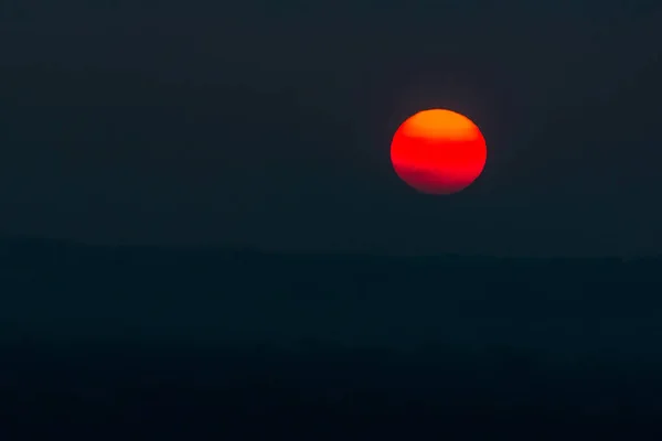 Západu Slunce Obloha Pozadí Červené Oranžové Mraky Příroda Světelnou Atmosféru — Stock fotografie
