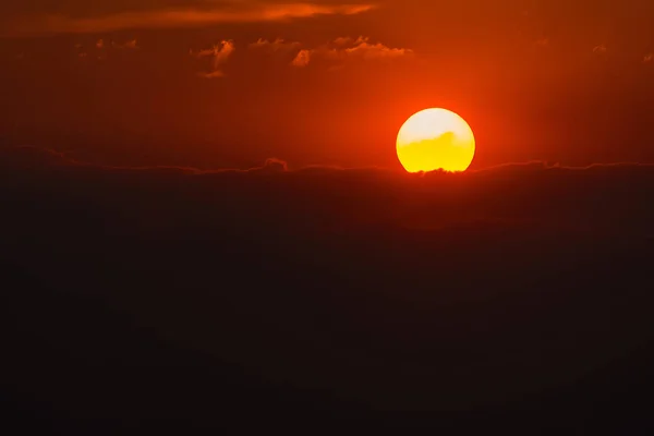 Zachód Słońca Niebo Czerwone Tło Pomarańczowe Chmury Natura Rzadkiej Atmosferze — Zdjęcie stockowe