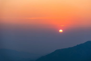 Sunrise gökyüzü arka plan kırmızı turuncu bulutlar doğa ışık atmosfer maya Tropikal dramatik panorama gözlük iklim açık. Tayland