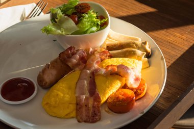 Lezzetli Amerikan kahvaltısı ile kızarmış yumurta, tost, sosis, sebze