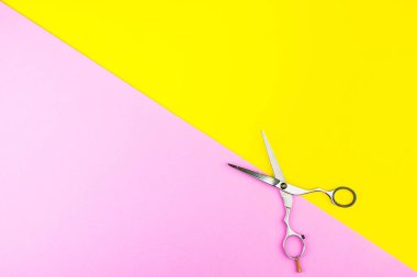 Sarı ve pembe backgrou şık profesyonel kuaför makaslar