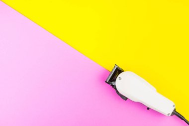Sarı ve pembe arka plan üzerinde beyaz elektrikli makas Kuaför. Ha