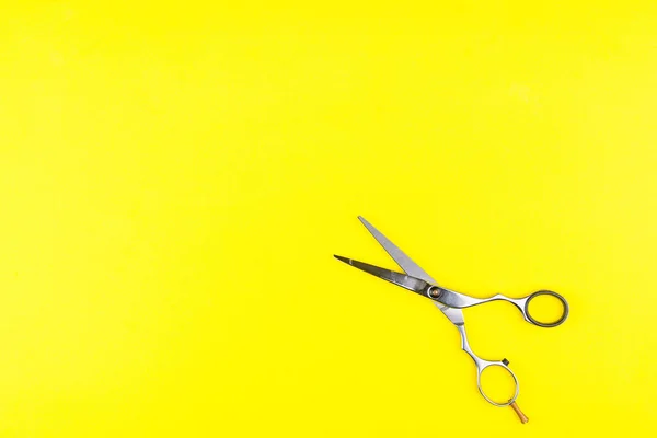 Elegante forbice da barbiere professionale su sfondo giallo. Capelli — Foto Stock