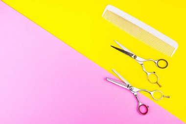Şık profesyonel kuaför makası ve tarak sarı ve pembe
