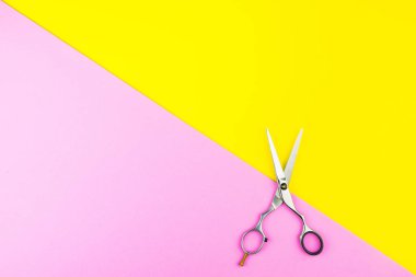 Sarı ve pembe backgrou şık profesyonel kuaför makaslar