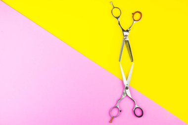 Sarı ve pembe backgrou şık profesyonel kuaför makaslar