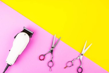 Şık profesyonel kuaför makası ve beyaz elektrik makası