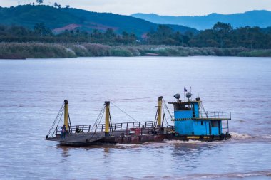 Mekong Nehri üzerinde yüzen tekne.Tayland.
