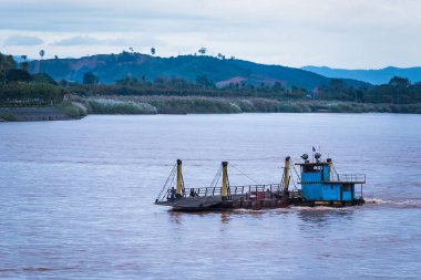 Mekong Nehri üzerinde yüzen tekne.Tayland.