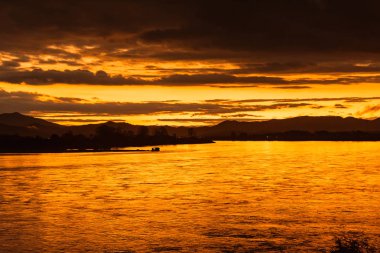 Sabahları, Güneş Mekong Nehri'nin kıyısında doğuyor.