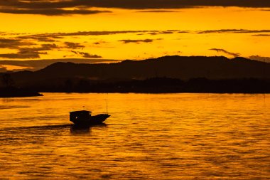 Gemi sabah Mekong Nehri'nde yelken, s