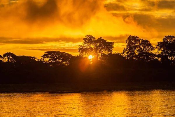 Sabahları, Güneş Mekong Nehri'nin kıyısında doğuyor. — Stok fotoğraf