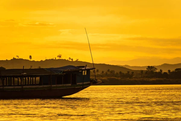 O navio está navegando no rio Mekong em Pela manhã, o s — Fotografia de Stock