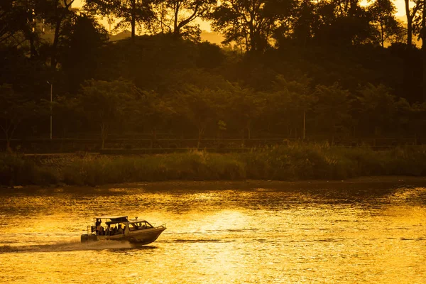 The ship is sailing in the Mekong River in In the morning, the s — Stock Photo, Image