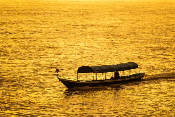 The ship is sailing in the Mekong River in In the morning, the s — Stock Photo, Image