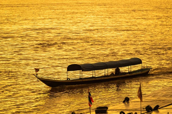 O navio está navegando no rio Mekong em Pela manhã, o s — Fotografia de Stock