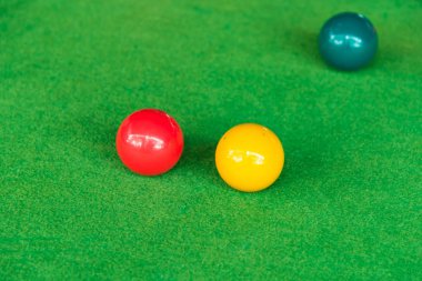 Yeşil snooker masasında snooker topu kapatın.