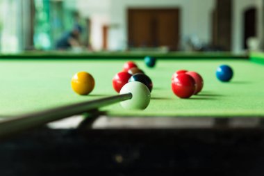 Yeşil snooker masasında snooker topu kapatın.