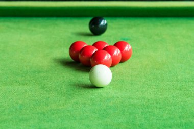 Yeşil snooker masasında snooker topu kapatın.