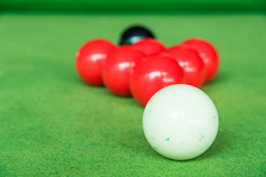 Yeşil snooker masasında snooker topu kapatın.